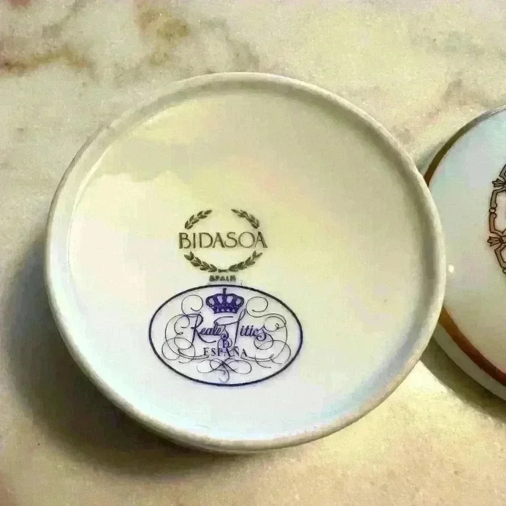 BIDASOA  PORCELAN TRINKET DISH WITH LID,  3” diameter, MADE IN SPAIN